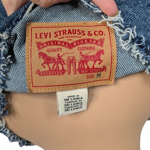 Levi's Medium Wash Altered Trucker Cut Off Raw Hem Collarless Denim Jacket SZ M - Picture 9 of 10